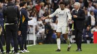Gelandang Real Madrid, Jude Bellingham, dan pelatih Carlo Ancelotti. (AFP/OSCAR DEL POZO)