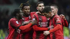 Bek AC Milan Theo Hernandez (tengah) berselebrasi dengan rekan setimnya setelah mencetak gol ke gawang Fiorentina pada pekan ke-13 Serie A 2023/2024 di San Siro, Minggu (26/11/2023). (Spada/LaPresse via AP)