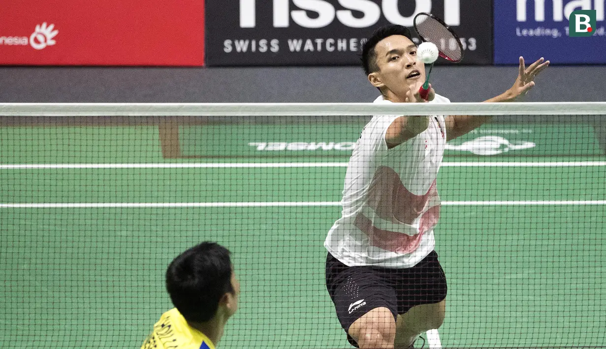 Pebulutangkis Indonesia, Jonatan Christie, saat melawan wakil China Taipei, Chou Tien Chen, pada final tunggal putra bulutangkis di Istora Senayan, Selasa (28/8/2018). (Bola.com/Peksi Cahyo)