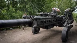 Tentara Ukraina memindahkan howitzer M777 yang dipasok Amerika Serikat (AS) ke posisi untuk menembaki posisi Rusia di wilayah Donbas, Ukraina, 18 Juni 2022. (AP Photo/Efrem Lukatsky)