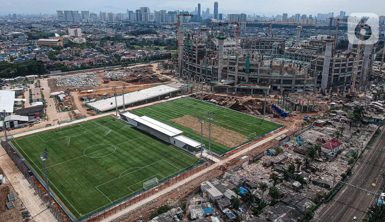 Foto dari udara menunjukkan lapangan latih Jakarta International Stadium (JIS), Jakarta, Senin (28/12/2020). JIS direncanakan mempunyai lapangan utama yang dapat menampung penonton hingga 82 ribu dengan fasilitas berstandar internasional. (Liputan6.com/Faizal Fanani)