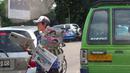 Penjual koran yang biasanya selalu ada di setiap lampu merah sebelum era internet menyerang. (Source: brilio.net)
