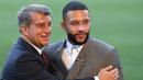 Memphis Depay kabarnya rela berkorban di Barcelona. Ia bersedia gajinya dipangkas 30 persen agar bisa didaftarkan ke La Liga.  (Foto: AFP/Lluis Gene)