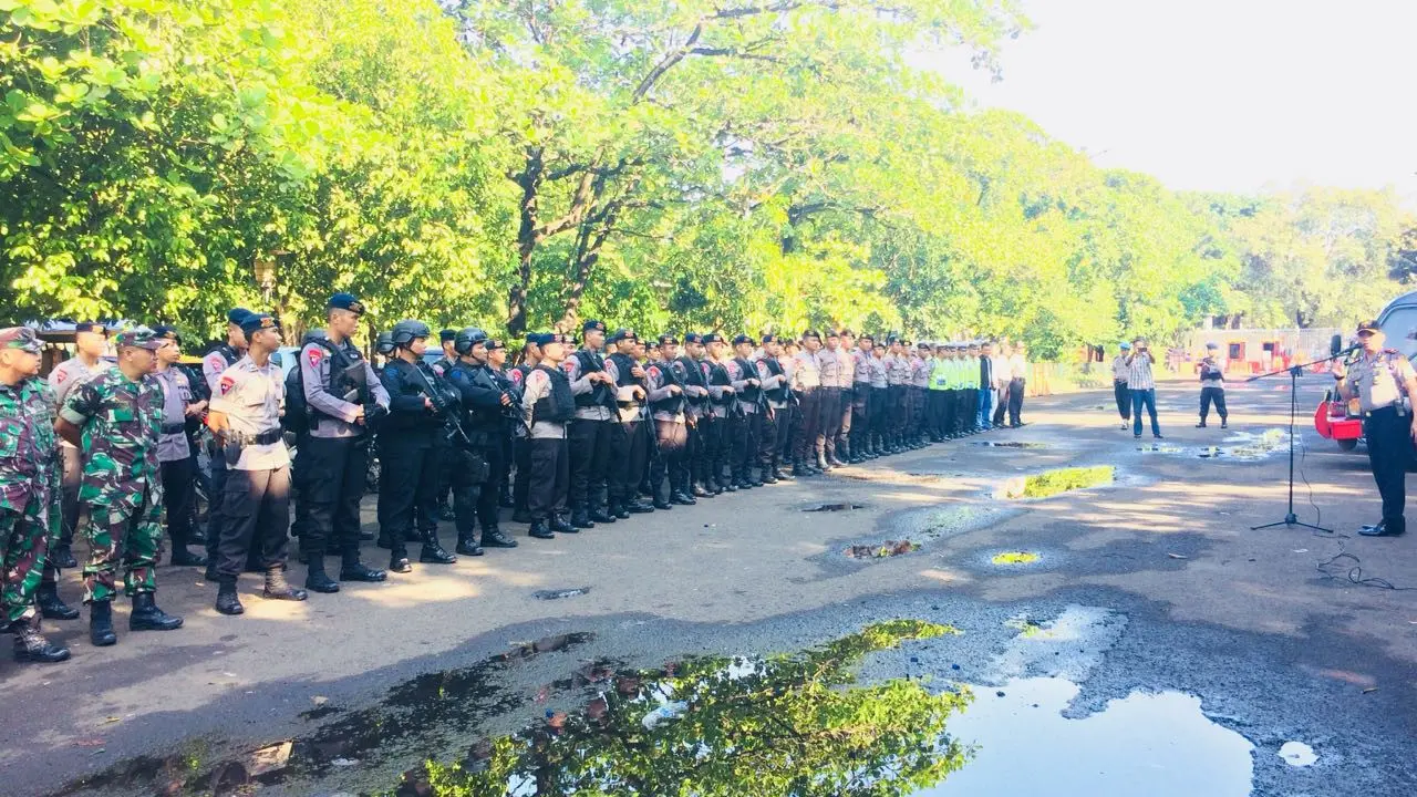 Apel persiapan pengamanan Jumat Agung di Halaman Masjid Istiqlal, Jumat (30/3/2018). (Merdeka/Titin)