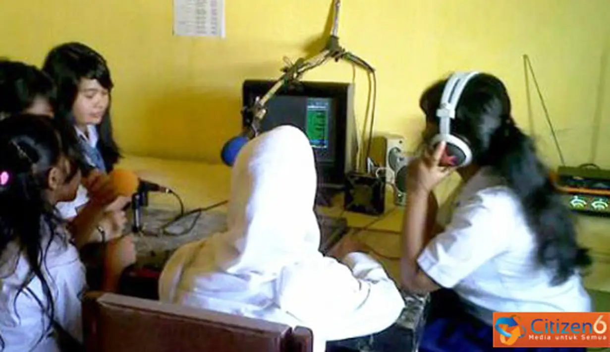 Citizen6, Makassar: Yayasan Pendidikan Rama Sejahtera memiliki radio komunitas sendiri. Sekolah yang berada di Jalan Racing Centre, Makassar, ini menempati frekuensi 100,7 FM yang mulai mengudara pagi hari. (Pengirim: Fharlanz) 