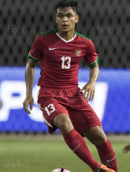 Setelah berhasil bawa Garuda Muda juara Piala AFF U22 2019, Rachmat Irianto menjadi pemain langganan timnas Indonesia. Ia selalu dipanggil di pemusatan latihan untuk menjalani persiapan di laga internasional. Rian digadang akan jadi bek tangguh Indonesia di masa depan. (Liputan6.com/IG/@bolacomid)