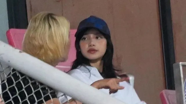 Lisa Blackpink  Menyaksikan Pertandingan Sepakbola Thailand vs Korea Selatan.