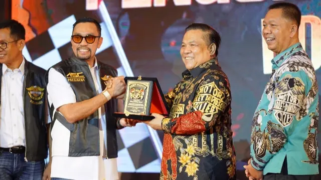 Ketua Umum HDCI Ahmad Sahroni menerima cinderamata dari Sekretaris Daerah Provinsi Riau SF Hariyanto saat pelantikan HDCI Pekanbaru.