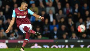 1. Dimitri Payet (West Ham) - Gagal mendapatkan pemain 29 tahun ini pada musim panas, kini Chelsea coba kembali melakukan pendekatan. Dana 40 juta pounds  siap dikeluarkan The Blues untuk mendapatkan gelandang Prancis tersebut. (AFP/Glyn Kirk)