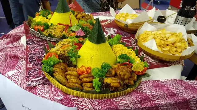 Nasi tumpeng di Belanda.