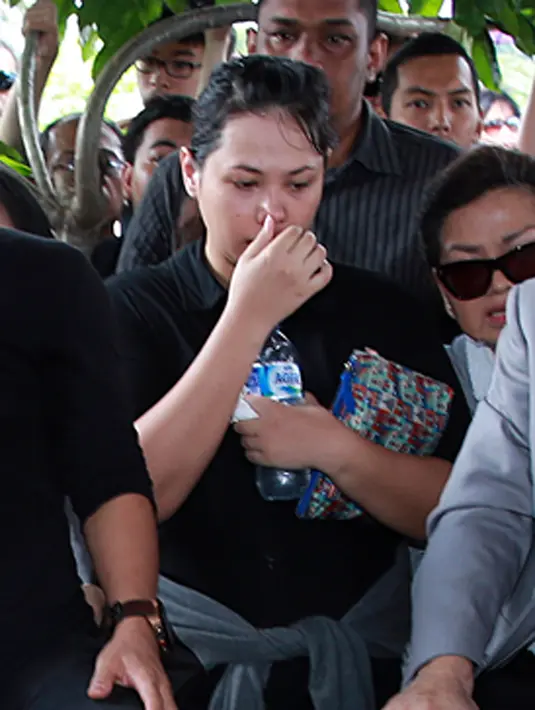 Tatapan mata Tina kosong tertuju pada peti mati yang sudah berada di liang lahat dan siap di urug dengan tanah. Lelaki yang telah merencanakan untuk melamarnya itu pergi untuk selamanya. (Deki Prayoga/Bintang.com)