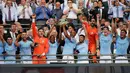 Pemain Manchester City mengangkat piala usai mengalahkan Chelsea dalam Community Shield di Wembley, London, Inggris, Minggu (5/8). Sergio Aguero mencetak dua gol ke gawang Chelsea. (AP Photo/Tim Ireland)