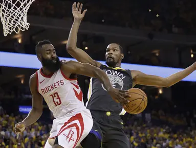 Aksi pemain Rockets, James Harden mengecoh pemain Warriors, Kevin Durant pada gim keempat final NBA basketball Wilayah Barat di Oracle Arena, Oakland (22/5/2018). Rockets menang 95-92. (AP/Marcio Jose Sanchez, Pool)