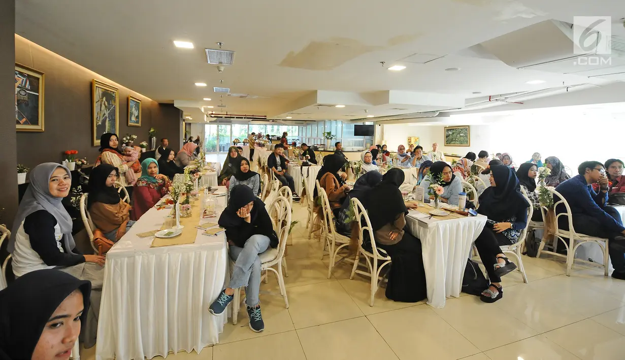 Para peserta menyimak diskusi 'Berbagi Cerita: Saling Dukung dan Peduli Kesehatan Jiwa' di Jakarta, Sabtu (27/4). Kegiatan itu mengajak masyarakat untuk stop stigma buruk terhadap orang dengan gangguan jiwa dan meminta untuk memberikan dukungan. (Liputan6.com/Herman Zakharia)