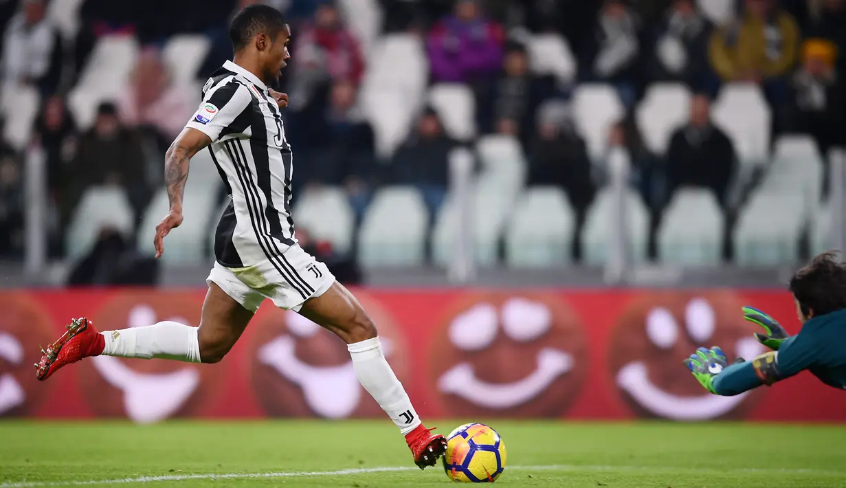 Aksi pemain Juventus, Douglas Costa saat mencetak gol ke gawang Genoa pada lanjutan Serie A di Allianz stadium, Turin, (22/1/2018). Juventus menang tipis 1-0.  (AFP/Marco Bertorello)