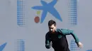 Bintang FC Barcelona, Lionel Messi melakukan pemanasan saat latihan bersama timnya jelang laga melawan PSG pada leg kedua Babak 16 Besar Liga Champions di Sports Center FC Barcelona Joan Gamper, Sant Joan Despi, (7/3/2017). (AP/Manu Fernandez)