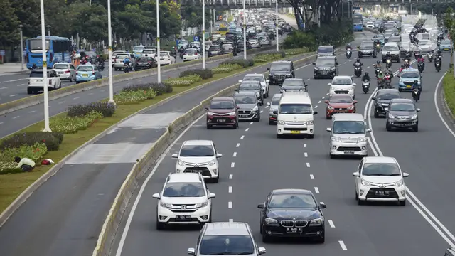 FOTO: Jalan Sudirman Kembali Dipadati Kendaraan