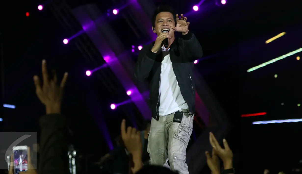 Aksi panggung vokalis band Noah, Ariel, pada konser Gempita 2017 di Pantai Karnaval Ancol, Jakarta, Sabtu (31/12). NOAH yang digawangi Ariel dkk mengisi konser pergantian tahun Gempita 2017 yang digelar oleh SCTV. (Liputan6.com/Angga Yuniar)