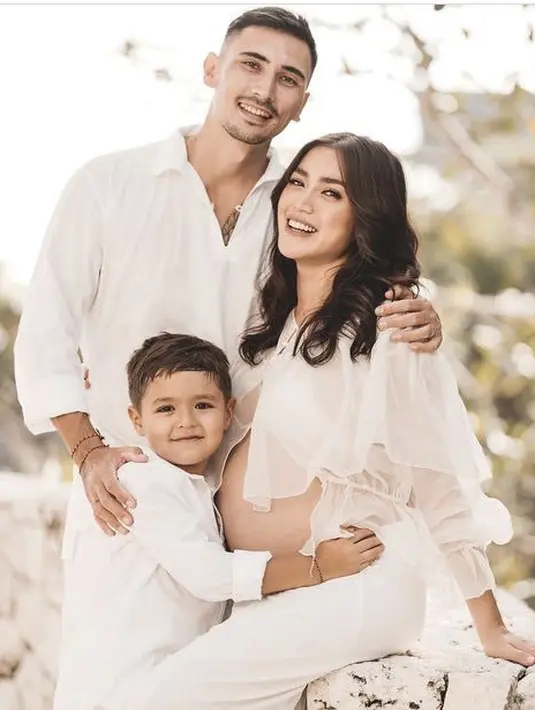 Tampak begitu menjadi keluarga hangat, Jessica mengenakan atas putih longslevee crop top yang memamerkan baby pumpnya. Memiliki detail yang indah, atasan ini dari brand  Harta. Dipadukan dengan celana pallazo putih.@inijedar