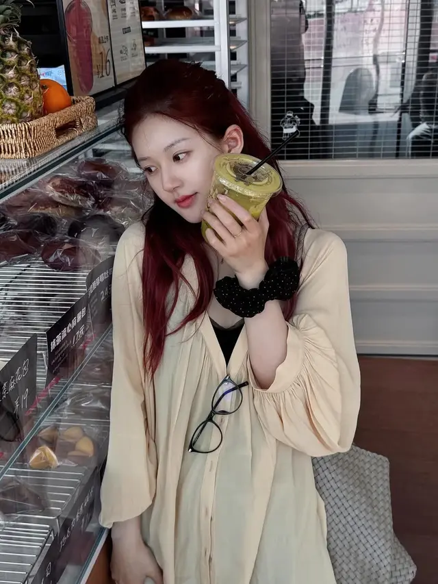 Potret Zhao Lusi Tampil dengan Rambut Burgundy Usai Sembuh, Bikin Pangling!