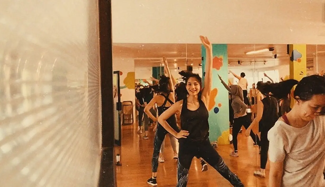 Olahraga merupakan kebutuhan untuk semua orang, termasuk bagi Putri Marino. Berawal dari hobi, bintang serial Layangan Putus ini rupanya benar-benar jatuh cinta pada zumba. Diketahui, istri Chicco Jerikho ini sudah menekuni olahraga tersebut sejak sekitar lima tahun yang lalu. (Liputan6.com/IG/@putrimarino)