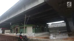 Kondisi musala Babah Alun yang masih dalam tahap pembangunan di Jalan Gang 12, Papanggo, Jakarta Utara, Rabu (25/4). Musala ini diharapkan dapat dimanfaatkan warga sekitar dan menjadi tempat ekowisata religi. (Merdeka.com/Imam Buhori)