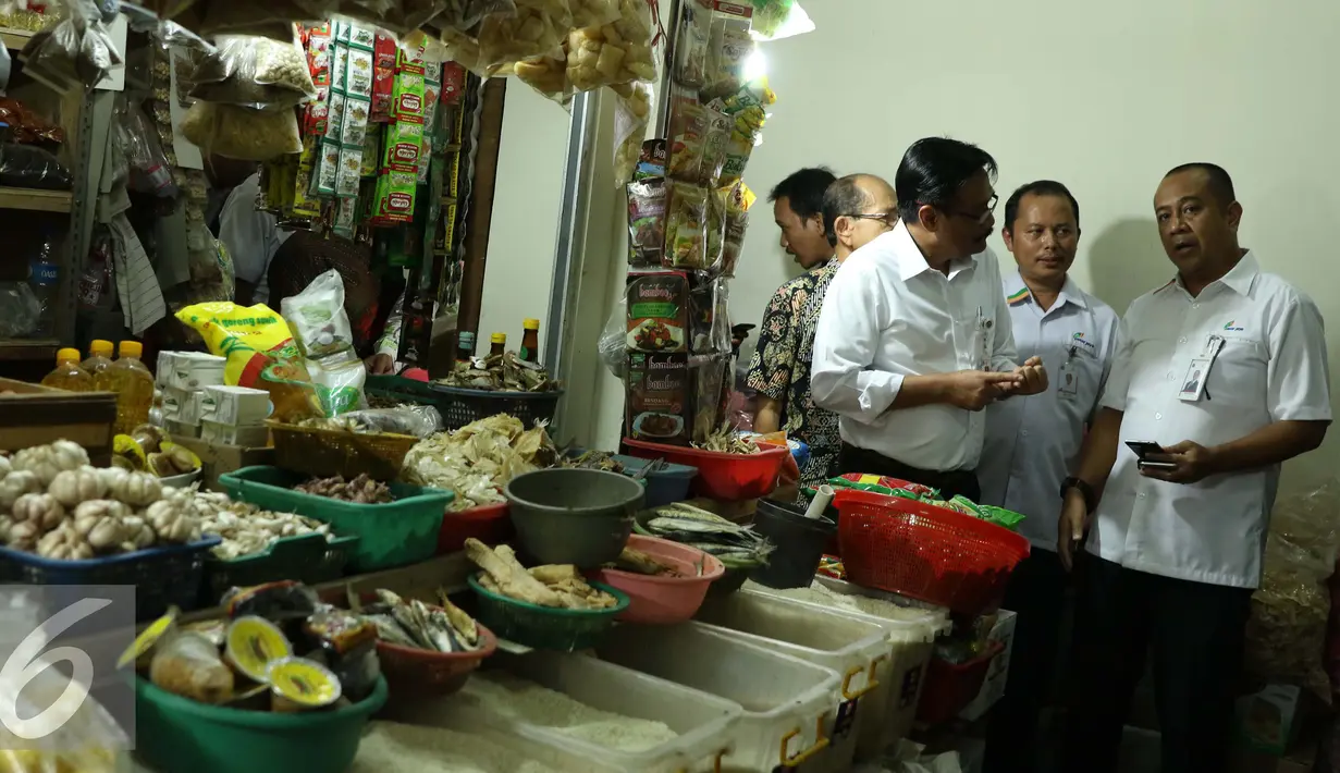 Wagub DKI Djarot Saiful Hidayat saat meninjau tempat penampungan sementara pedagang Pasar Rumput, Manggarai, Jakarta, Rabu (19/10). Pasar yang sedang direvitalisasi tersebut akan menjadi rusun sekaligus pasar modern. (Liputan6.com/Gempur M Surya)