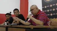 Mantan Manajer Timnas Indonesia, Andi Darussalam, memberikan keterangan saat jumpa pers di Jakarta, kamis (20/12). Para pemain Timnas Indonesia membantah terlibat pengaturan skor di Piala AFF 2010. (Bola.com/M Iqbal Ichsan)