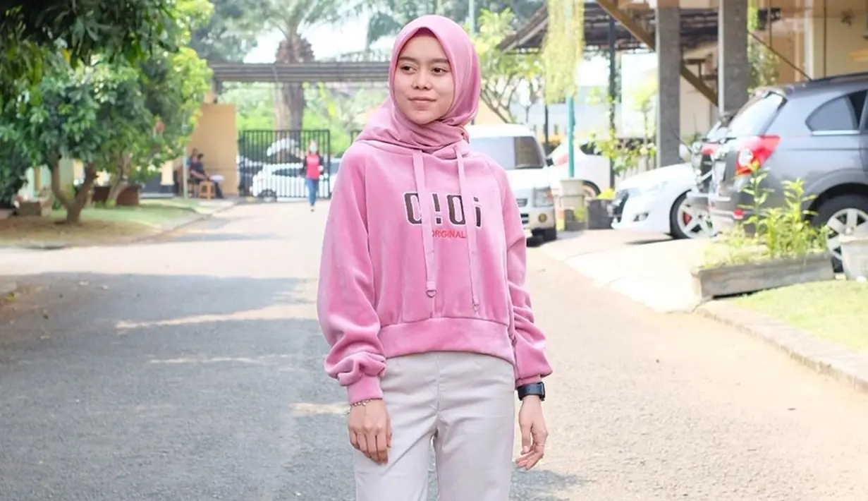 Model hijab yang santai seperti ini cukup sering digunakan oleh Lesty. Ia juga pintar memadupadankan warna hijab dengan pakaian yang tengah dikenakan. (Liputan6.com/IG/@lestykejora)
