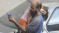 Foto seorang pria yang menjual pena sambil menggendong anaknya di jalanan Beirut, Lebanon sontak menjadi sorotan publik.
