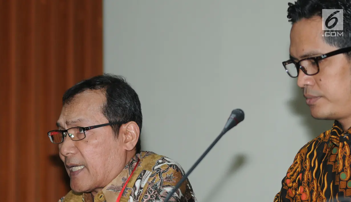 Wakil Pimpinan KPK, Saut Situmorang didampinggi Juru bicara KPK, Febri Diansyah menanggapi putusan Mahkamah Agung (MA) terkait vonis bebas mantan Ketua BPPN Syafruddin Arsyad Tumenggung yang sebelumnya dihukum 15 tahun di Gedung KPK, Jakarta, Selasa (9/7/2019). (merdeka.com/Dwi Narwoko)
