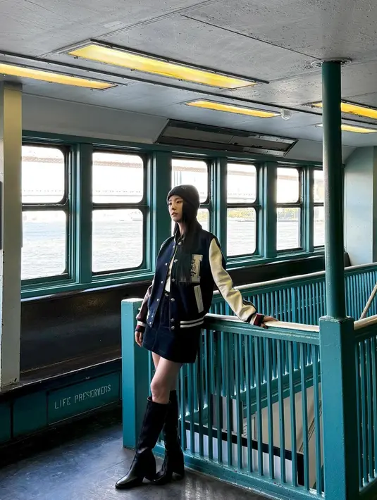 Monogram Leather Knee-High Boot seharga Rp4jutaan bikin Jisoo terlihat lebih edgy [@sooyaaa__]