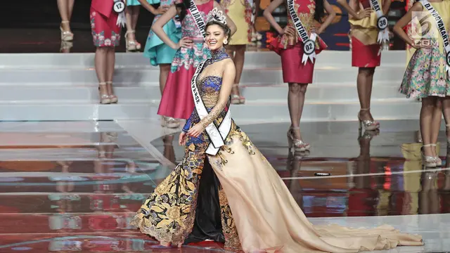 Miss Universe 2017 Tampil Cantik di Malam Puncak Puteri Indonesia 2018