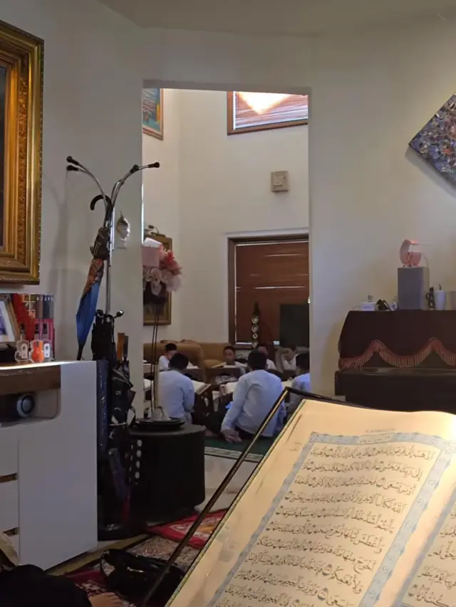 Momen Hangat Vidi Aldiano Lakukan Tarawih. (instagram/vidialdiano)