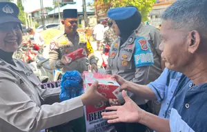 Polisi wanita membagikan nasi kotak dalam program Jumat Berkah Polres Rokan Hulu. (Liputan6.com/M Syukur)