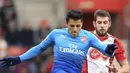 Striker Arsenal, Alexis Sanchez, berebut bola dengan bek Southampton, Jack Stephens, pada laga Premier League di Stadion St Mary's, Minggu (10/12/2017). Arsenal bermain imbang 1-1 dengan Southampton. (AP/Adam Davy)