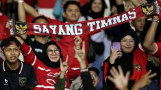 Suporter wanita membentangkan syal bertuliskan "Sayang Timnas" pada laga Kualifikasi Piala Asia U-23 2024 antara Timnas Indonesia U-23 melawan Turkmenistan di Stadion Manahan, Solo, Selasa (12/09/2023). (Bola.com/Areif Bagus)