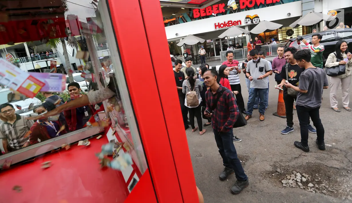 Pengunjung antri untuk mendapatkan uang secara cuma-cuma ke dalam mobil boks Shopback di Plaza Festival  Kuningan, Jakarta, Kamis (24/5). Untuk mendapatkan uang, pengunjung harus mengundung aplikasi Shopback. (Liputan6.com/Fery Pradolo)