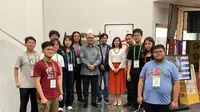 Wakil Duta Besar John Tjahjanto Boestami apresiasi pemenang Medali Tim Indonesia pada 64th International Mathematical Olympiad (IMO) di Chiba, Jepang. Dok: KBRI Tokyo