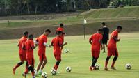 PS Tira saat berlatih di lapangan milik Yogyakarta Independent School (YIS). (Bola.com/Ronald Seger Prabowo)