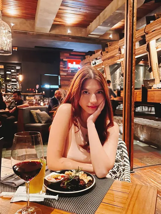 Tampil menawan, dalam potret ini banyak netizen yang memuji penampilannya. Mengenakan dress bernuanya kalem, membuat penampilannya terlihat elegan. Banyak netizen saat ini masih membanjiri kolom komentar Instagramnya dengan pujian. (Liputan6.com/IG/@cassandraslee)