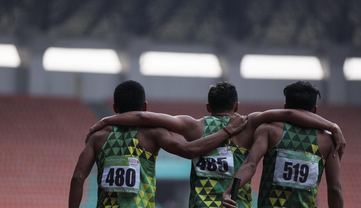 Para pelari asal Jawa Timur merayakan kemenangan pada Kejurnas Atletik 2019 nomor 4x100 meter estafet senior putra di Stadion Pakansari, Bogor, Rabu (8/8). Kejurnas Atletik berlangsung dari 3-7 Agustus. (Bola.com/Vitalis Yogi Trisna)