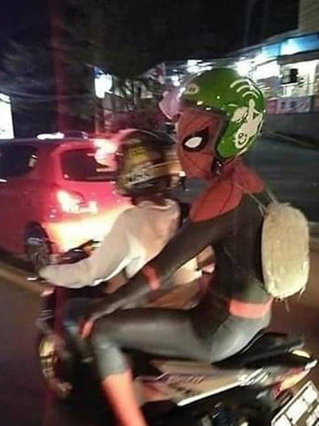 6 Busana Penumpang Ojek Online Ini Absurd Banget