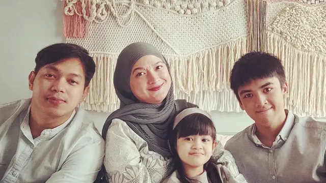 7 Potret Terbaru Presenter Andhara Early Bersama Keluarga yang Jarang Disorot