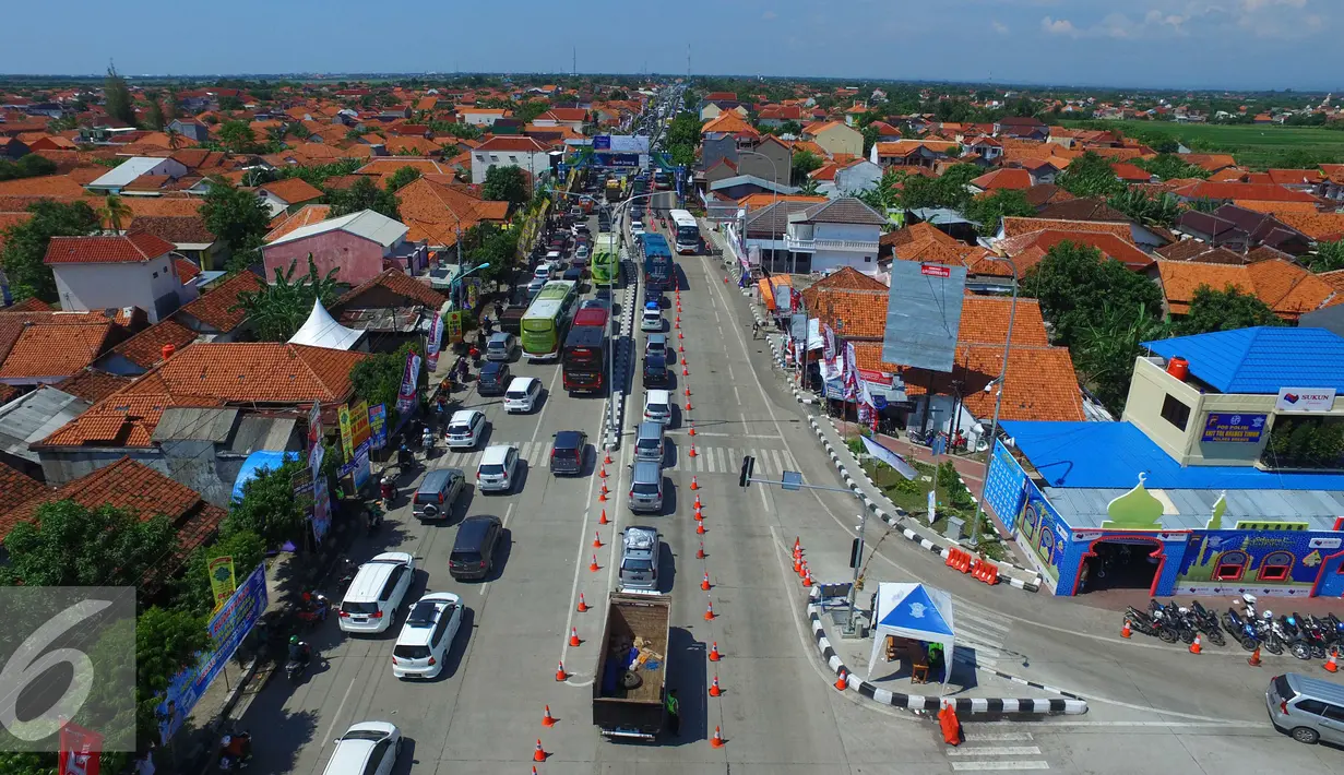 Suasana kendaran para pemudik di Brebes Timur, Jawa Tengah, Minggu (3/7). Contra Flow adalah sistem pengaturan lalu lintas yang mengubah arah normal arus kendaraan agar mengurai kemacetan. (Liputan6.com/Angga Yuniar) 