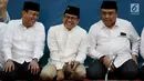 Ketua Umum PKB Muhaimin Iskandar (tengah) tertawa saat menghadiri acara Parlemen Mengaji di Masjid Baiturrahman, Kompleks Parlemen Senayan, Jakarta, Selasa (29/5). Kegiatan ini diisi dengan santunan kepada anak yatim piatu. (Liputan6.com/Johan Tallo)