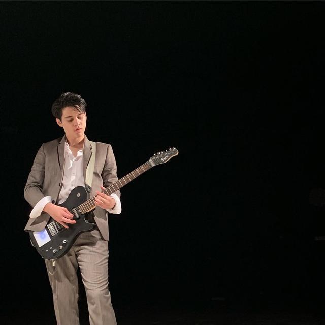 Tampil Keren, Ini 7 Potret Maxime Bouttier saat Jadi Anak Band