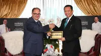 Ketua MPR RI Bambang Soesatyo saat menerima Duta Besar Bulgaria untuk Indonesia, H.E. Peter Andonov, di Ruang Kerja Ketua MPR RI, Jakarta, Selasa (19/11/19).