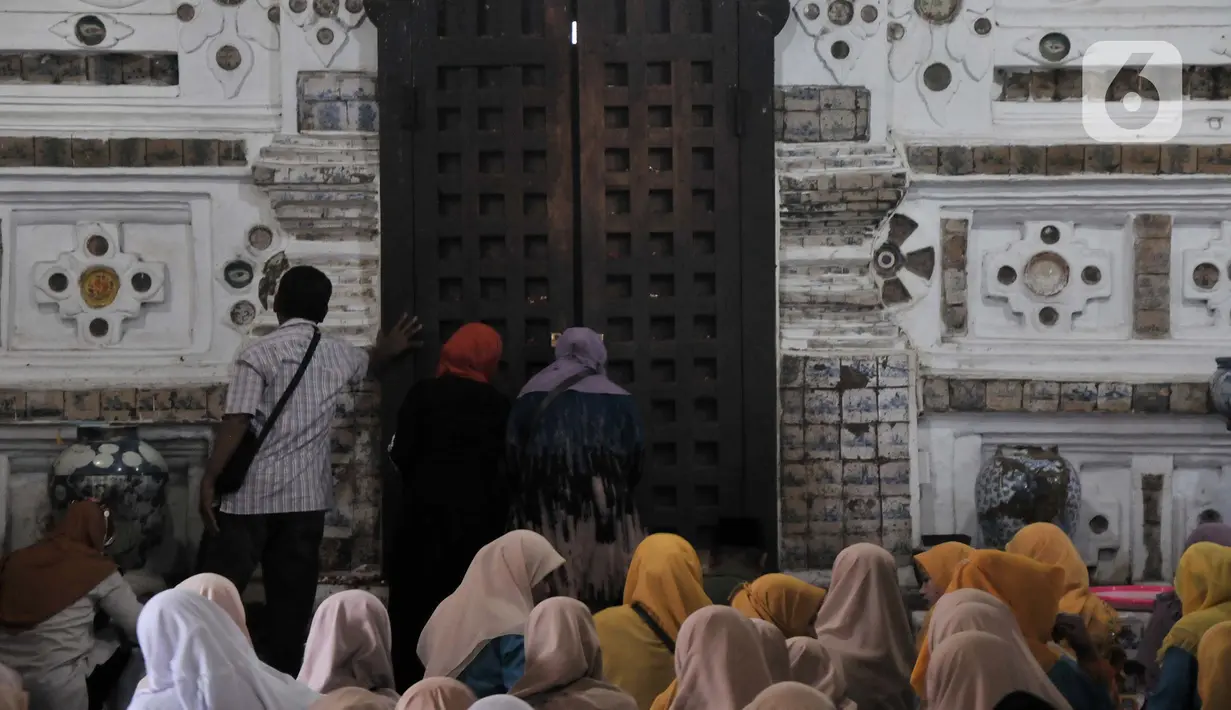 Peziarah berdoa saat berziarah ke makam Sunan Gunung Jati di Cirebon, Jawa Barat, Kamis (31/3/2022). Makam Sultan Syarif Hidayatullah atau Sunan Gunung Jati merupakan salah satu lokasi yang ramai didatangi para peziarah sebagai tradisi jelang bulan suci Ramadhan. (merdeka.com/Iqbal S. Nugroho)
