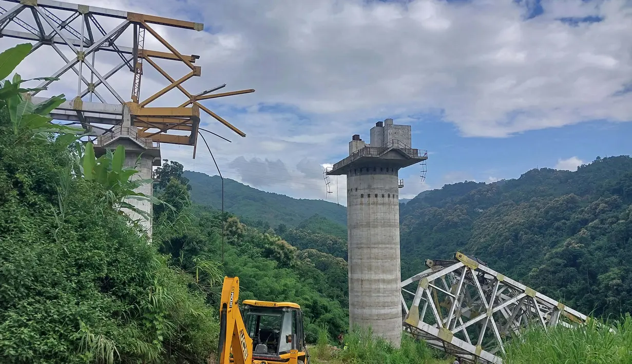 Sebuah platform konstruksi di jembatan kereta api yang sedang dibangun di timur laut India runtuh pada hari Rabu, menewaskan sedikitnya 26 pekerja dan melukai dua lainnya, kata seorang pejabat. (AFP Photo)